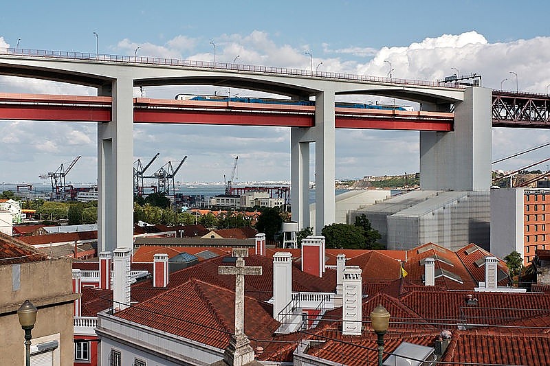 LISTEJO - 25 de Abril Bridge railway bridge